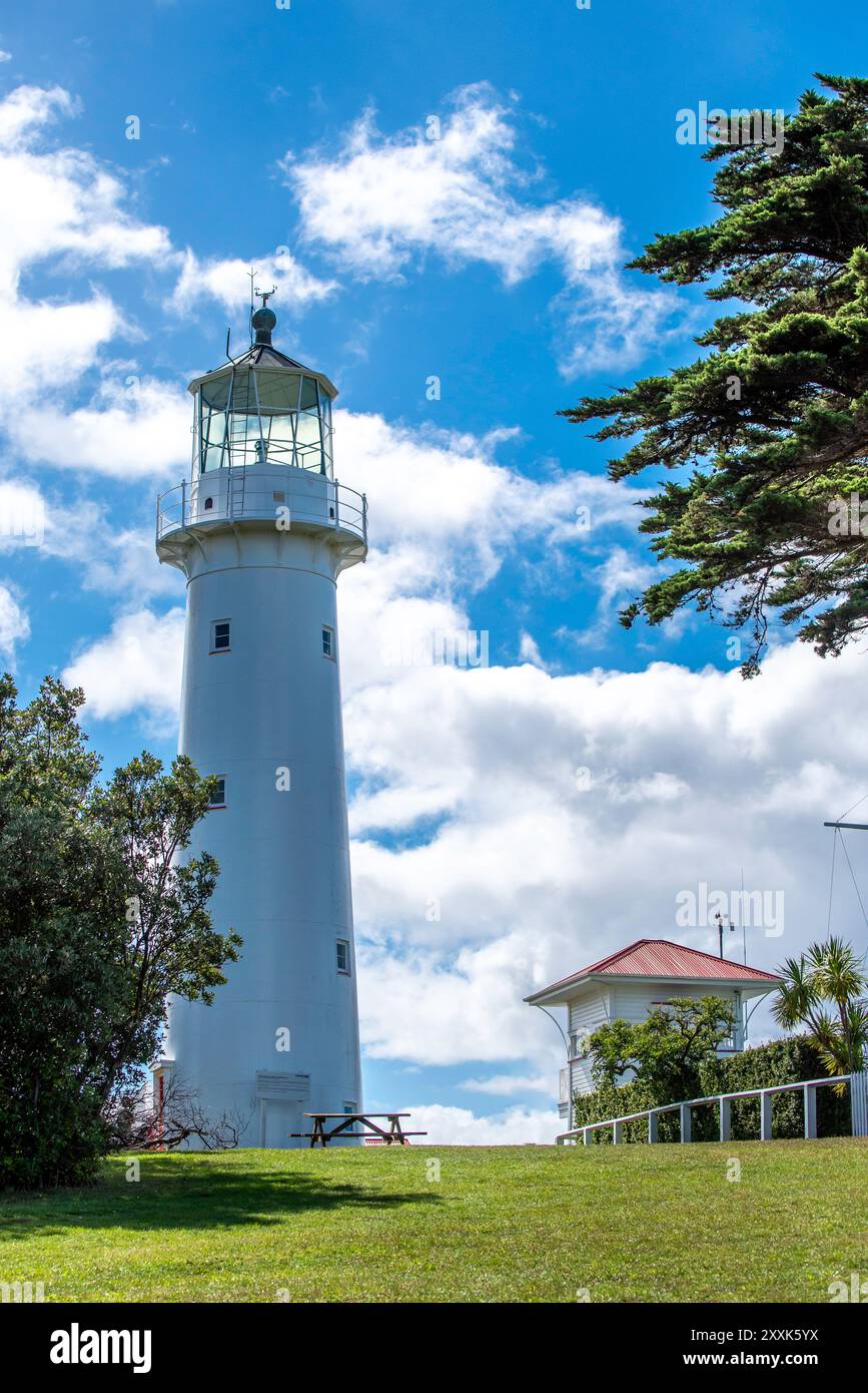 Der Tiritiri Lighthouse auf Tiritiri Matangi Island in der Nähe von Auckland, Neuseeland, wurde 1864 erbaut und ist einer der mächtigsten in der südlichen Hemisphäre Stockfoto