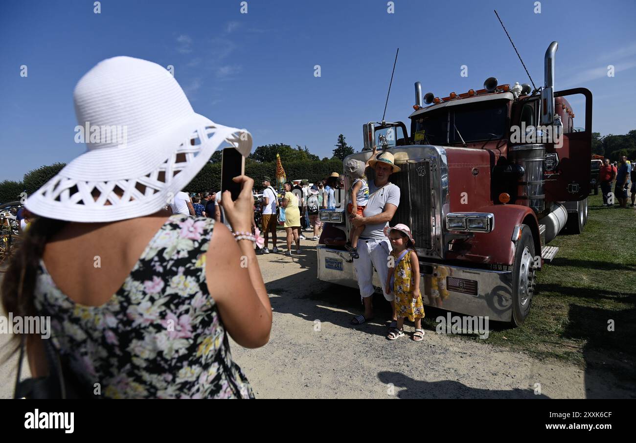 Holesov, Tschechische Republik. August 2024. Besucher beobachten Oldtimer (Truck) Peterbilt 359 aus dem Jahr 1981 während der Oldtimers Show (Meeting Event Convention) in Holesov in der Nähe von Kromeriz, Tschechische Republik, 25. August 2024. Quelle: Dalibor Gluck/CTK Photo/Alamy Live News Stockfoto