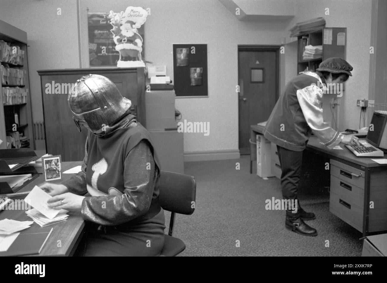 Eine lokale Niederlassung der jährlichen Weihnachtsfeier der Midland Bank für Mitarbeiter und Kunden. Das Motto "Fancy Dress" war Robin Hood. Southfields Branch, South London, 23. Dezember 1994 1990, Vereinigtes Königreich HOMER SYKES Stockfoto