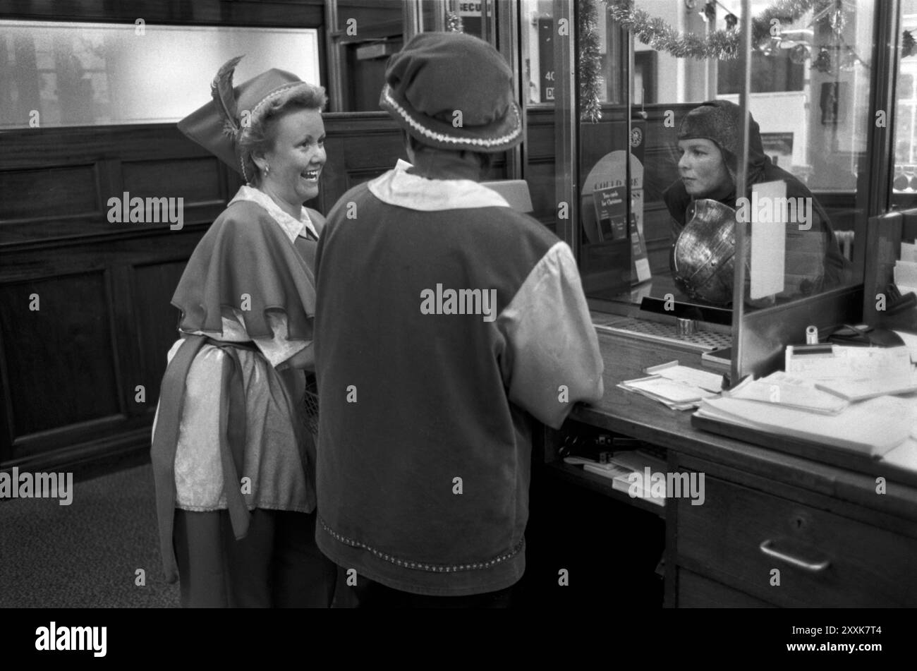 Eine lokale Niederlassung der jährlichen Weihnachtsfeier der Midland Bank für Mitarbeiter und Kunden. Das Motto "Fancy Dress" war Robin Hood. Southfields Branch, South London, 23. Dezember 1994 1990, Vereinigtes Königreich HOMER SYKES Stockfoto