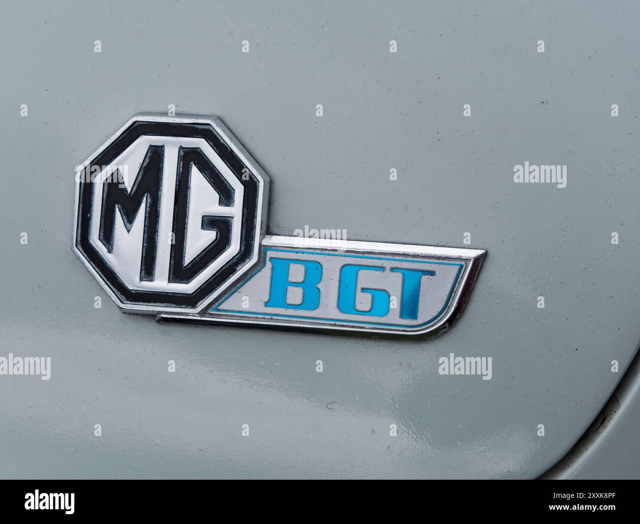 MGBGT-Abzeichen auf dem Kofferraum eines alten Sportwagens der British Motor Company, die 125.000 der Wagen über die 15-jährige Produktionsspanne produzierte. Stockfoto