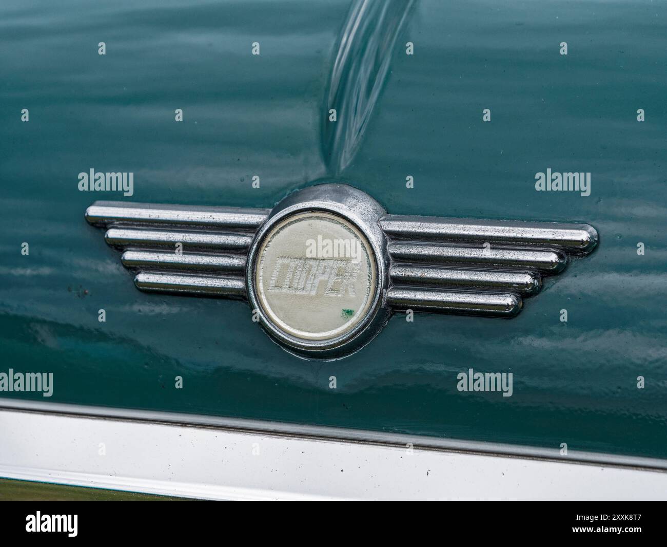 Cooper-Abzeichen auf dem alten Mini Cooper Car, Großbritannien Stockfoto