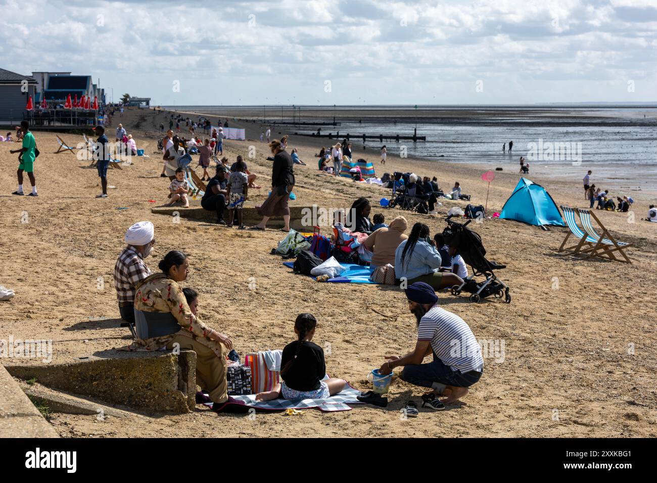 Southend-on-Sea Essex 25. August 2024 Wetterbilder: Besucher genießen die Küste von Southend auf See an einem windigen und kalten Feiertag Sonntag Credit: Ian Davidson/Alamy Live News Stockfoto