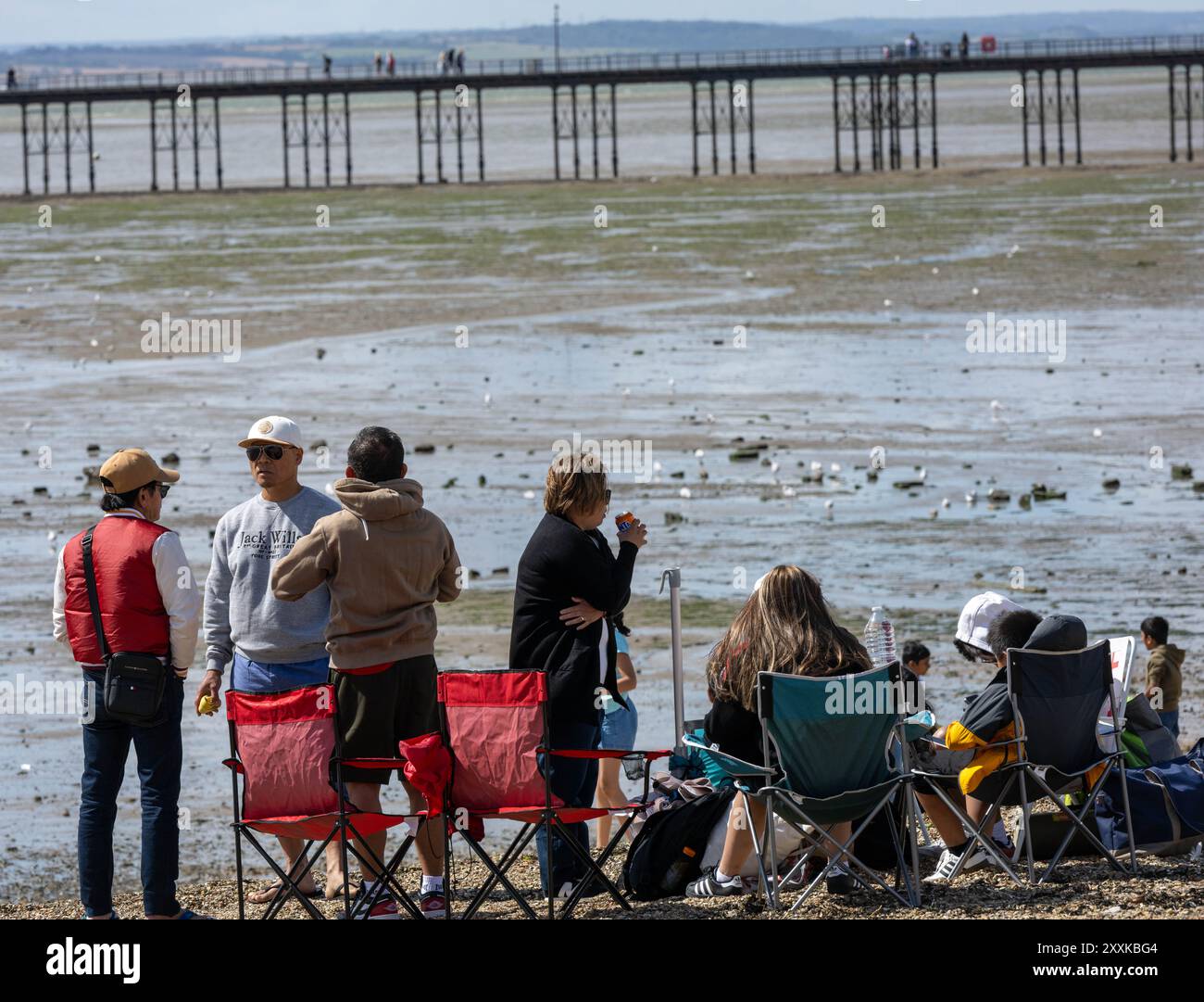 Southend-on-Sea Essex 25. August 2024 Wetterbilder: Besucher genießen die Küste von Southend auf See an einem windigen und kalten Feiertag Sonntag Credit: Ian Davidson/Alamy Live News Stockfoto
