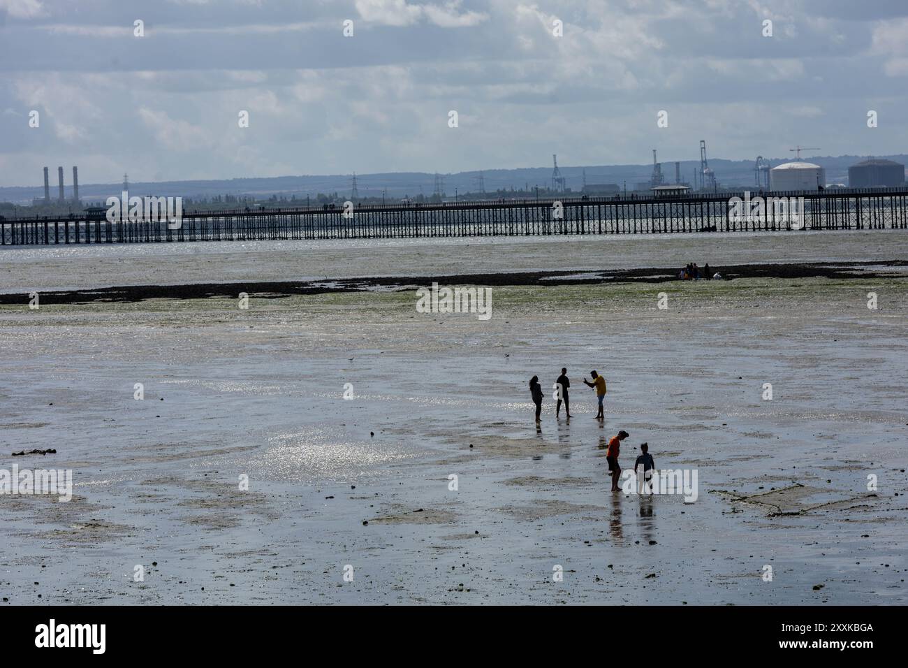 Southend-on-Sea Essex 25. August 2024 Wetterbilder: Besucher genießen die Küste von Southend auf See an einem windigen und kalten Feiertag Sonntag Credit: Ian Davidson/Alamy Live News Stockfoto
