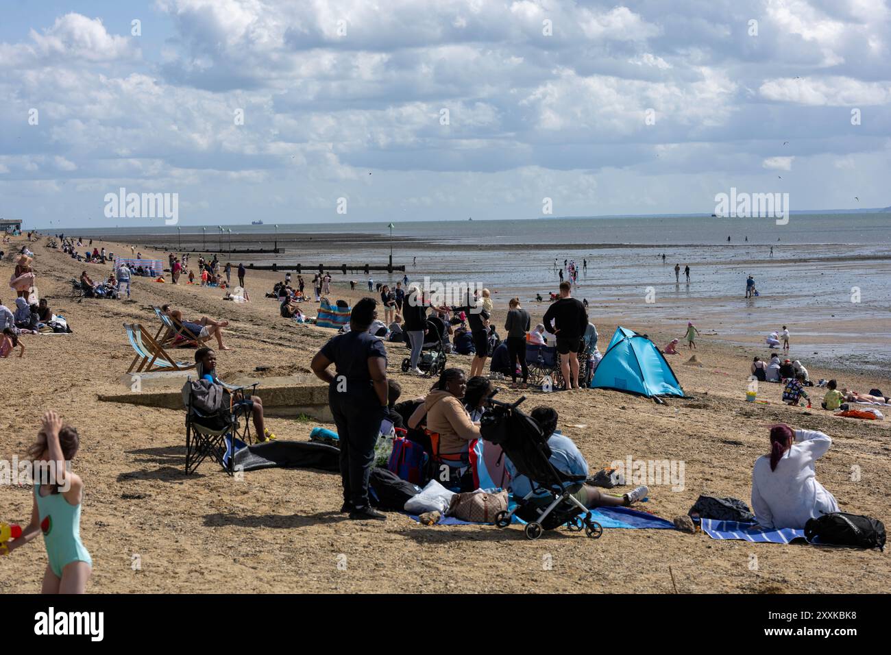 Southend-on-Sea Essex 25. August 2024 Wetterbilder: Besucher genießen die Küste von Southend auf See an einem windigen und kalten Feiertag Sonntag Credit: Ian Davidson/Alamy Live News Stockfoto