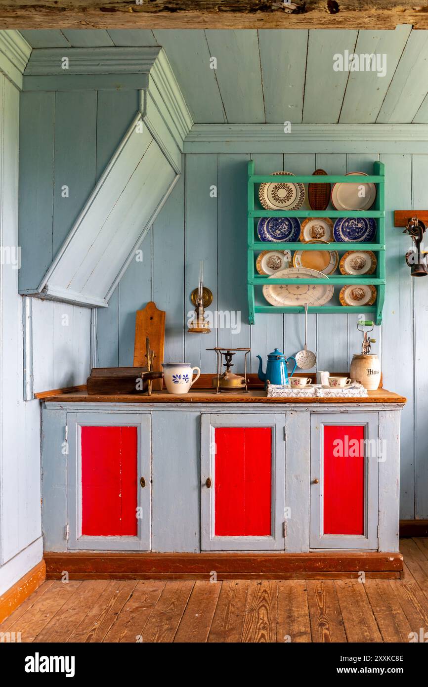 Skogar, Island, 16.05.2022. Skogar Museum, Innenansicht der alten, traditionellen isländischen Küche in einem Rasenhaus mit alten Küchenutensilien. Stockfoto