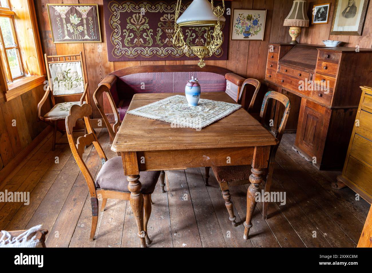 Skogar, Island, 16.05.2022. Skogar Museum, Innenansicht des alten, traditionellen isländischen Rasenhauses, Wohnzimmer mit Vintage-Holzmöbeln. Stockfoto