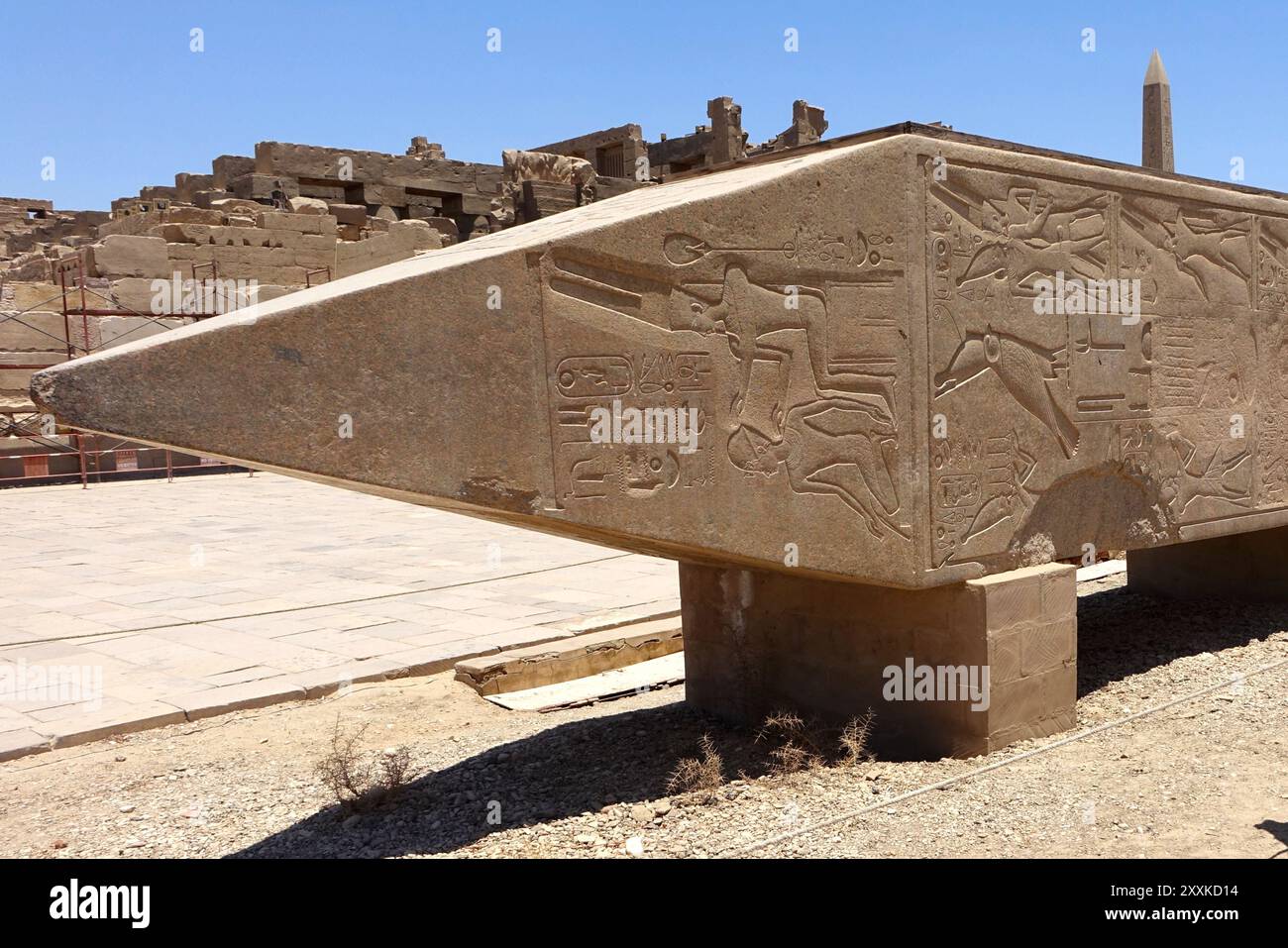Besucher begegnen komplizierten Hieroglyphen und detaillierten Reliefschnitzereien im Karnak Tempelkomplex in Ägypten, die die reiche Geschichte und den Bogen hervorheben Stockfoto