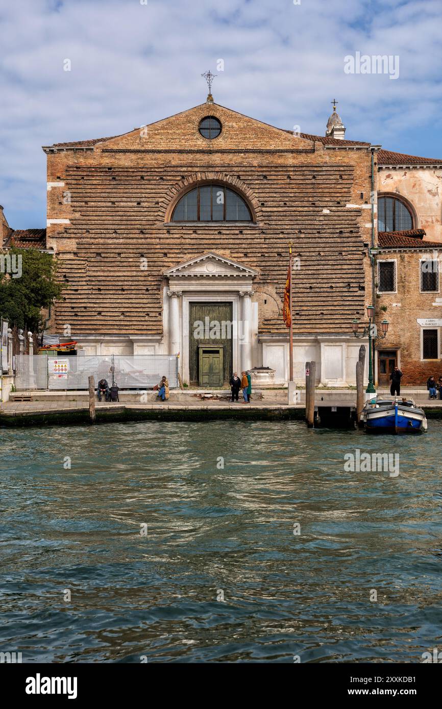 Die neoklassizistische Kirche Chiesa di San Marcuola (Santi Ermagora e Fortunato) am Canal Grande in Venedig, Italien. Stockfoto