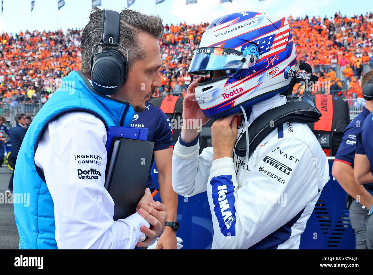 Zandvoort, Niederlande. August 2024. (L bis R): Gaetan Jego, Williams Racing Race Engineer mit Logan Sargeant (USA) Williams Racing am Startplatz. 25.08.2024. Formel-1-Weltmeisterschaft, Rd 15, Großer Preis Der Niederlande, Zandvoort, Niederlande, Wettkampftag. Das Foto sollte lauten: XPB/Alamy Live News. Stockfoto