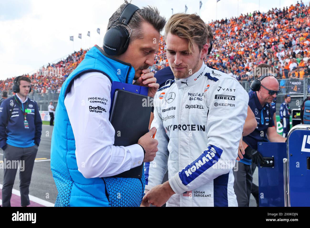 Zandvoort, Niederlande. August 2024. (L bis R): Gaetan Jego, Williams Racing Race Engineer mit Logan Sargeant (USA) Williams Racing am Startplatz. 25.08.2024. Formel-1-Weltmeisterschaft, Rd 15, Großer Preis Der Niederlande, Zandvoort, Niederlande, Wettkampftag. Das Foto sollte lauten: XPB/Alamy Live News. Stockfoto