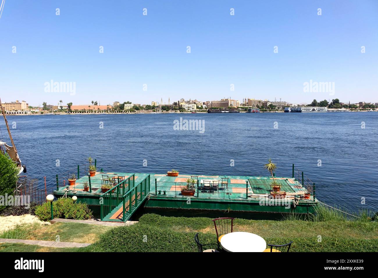 Touristen überqueren den Nil in Luxor, Ägypten, und genießen die malerische Aussicht und die warme Sonne in der Nähe des Ufers. Stockfoto