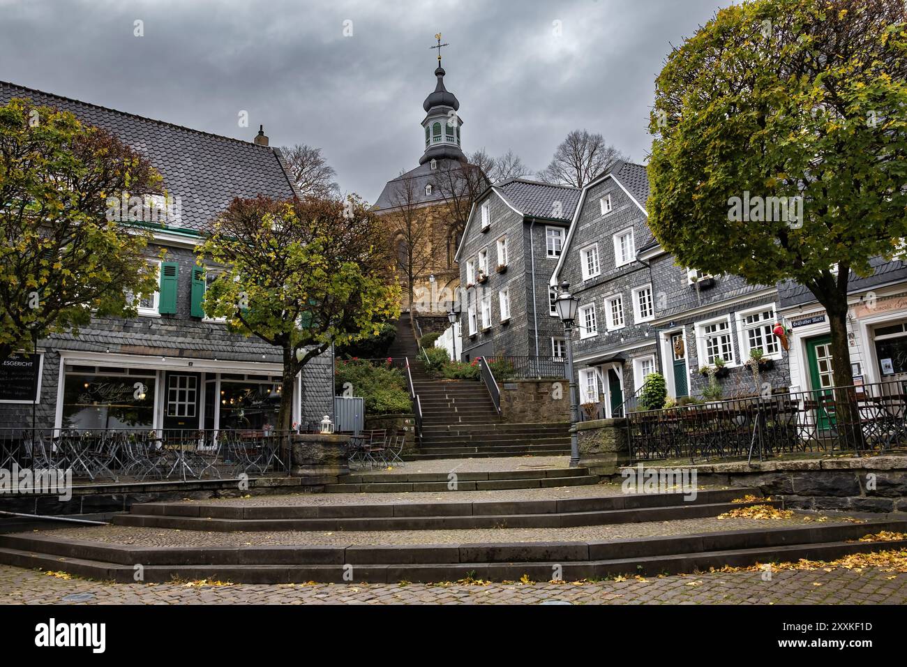 Solingen Geafrath, Deutschland - 2022. Oktober: Historischer Marktplatz in Solingen Graefrath im Herbst Stockfoto