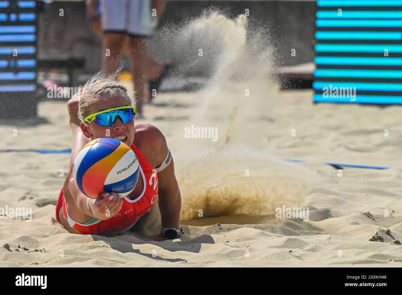 Brünn, Tschechische Republik. August 2024. Marie-Sara Stochlova von Tschechien in Aktion während des Beachvolleyballturniers am 25. August 2024 in Brünn. Quelle: Vaclav Salek/CTK Photo/Alamy Live News Stockfoto