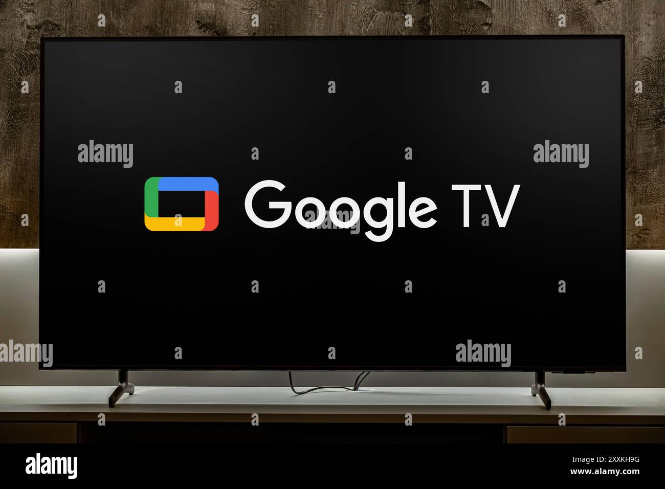 POZNAN, POL - 19. Dezember 2023: Flachbildschirm mit dem Logo von Google TV, einem Online-Video-on-Demand-Dienst von Google Stockfoto