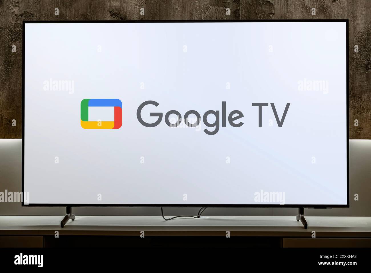 POZNAN, POL - 19. Dezember 2023: Flachbildschirm mit dem Logo von Google TV, einem Online-Video-on-Demand-Dienst von Google Stockfoto