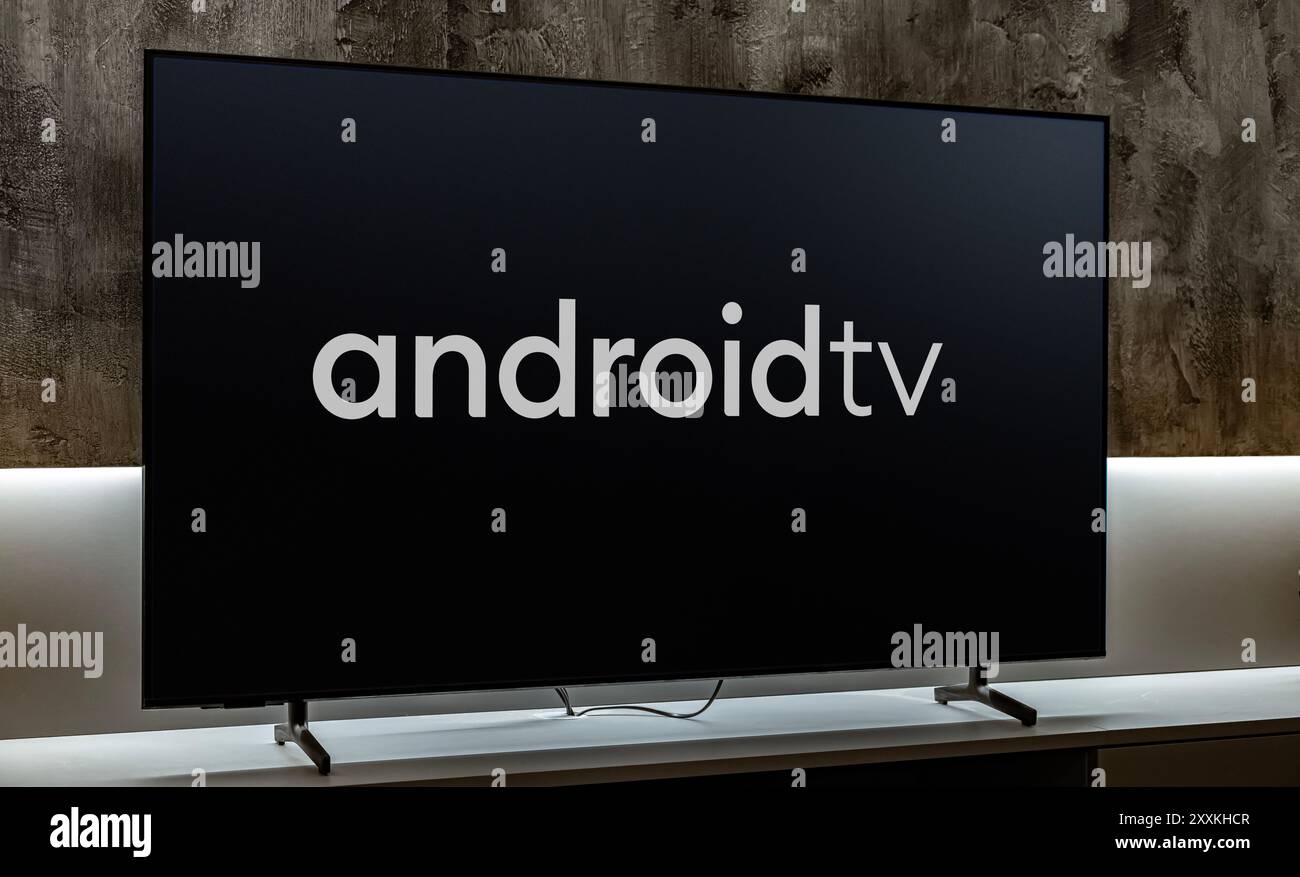 POZNAN, POL, 19. Dezember 2023: Flachbildschirm mit dem Logo von Android TV, einem Smart-TV-Betriebssystem von Google für Fernsehgeräte, DIG Stockfoto