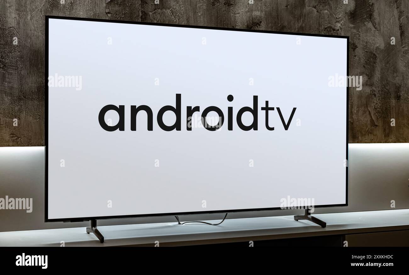 POZNAN, POL, 19. Dezember 2023: Flachbildschirm mit dem Logo von Android TV, einem Smart-TV-Betriebssystem von Google für Fernsehgeräte, DIG Stockfoto