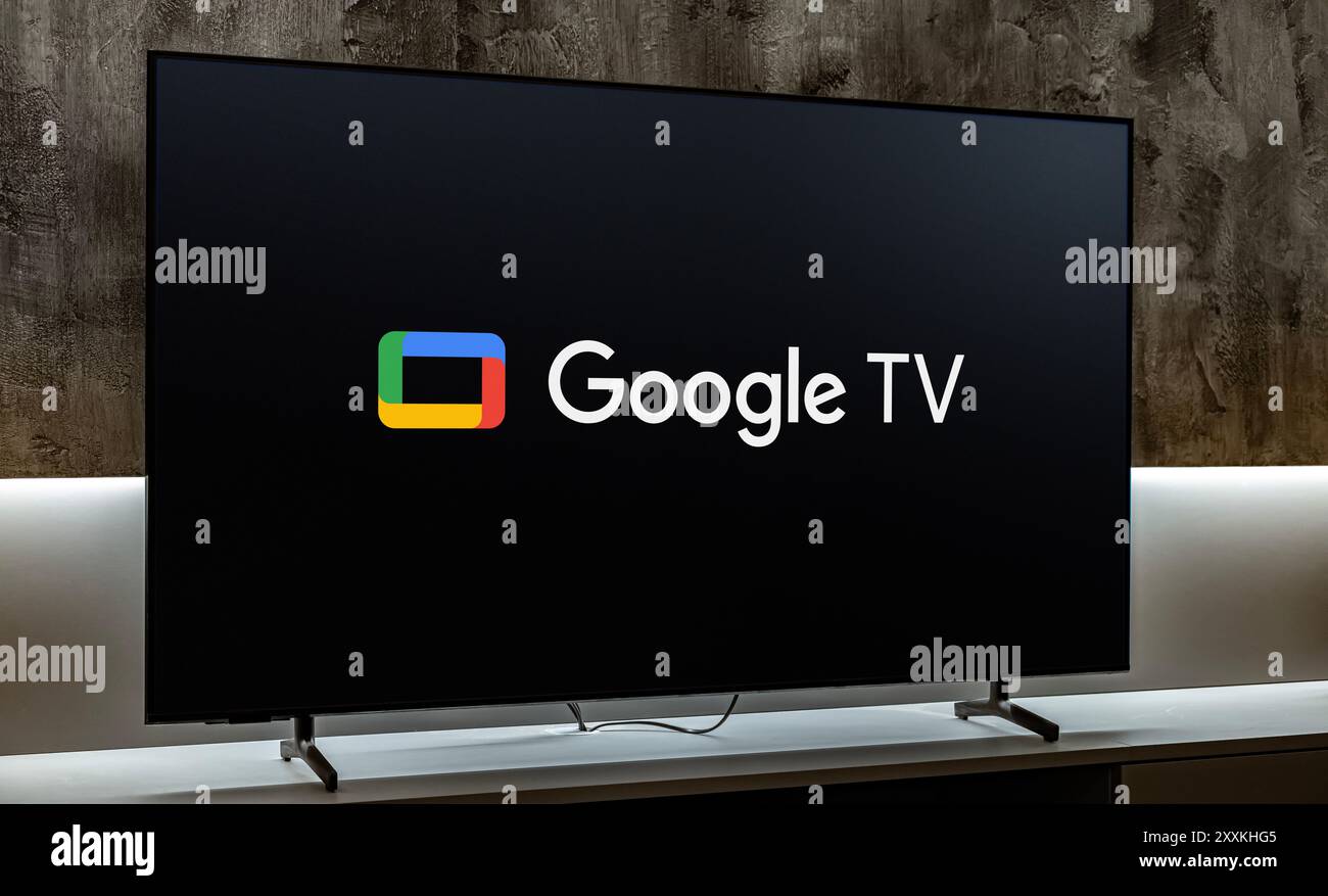 POZNAN, POL - 19. Dezember 2023: Flachbildschirm mit dem Logo von Google TV, einem Online-Video-on-Demand-Dienst von Google Stockfoto