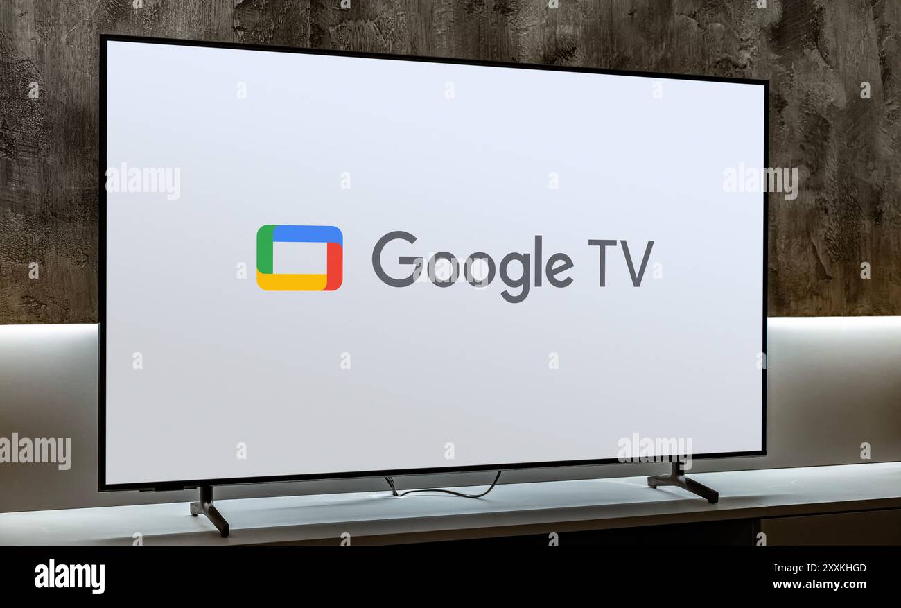 POZNAN, POL - 19. Dezember 2023: Flachbildschirm mit dem Logo von Google TV, einem Online-Video-on-Demand-Dienst von Google Stockfoto