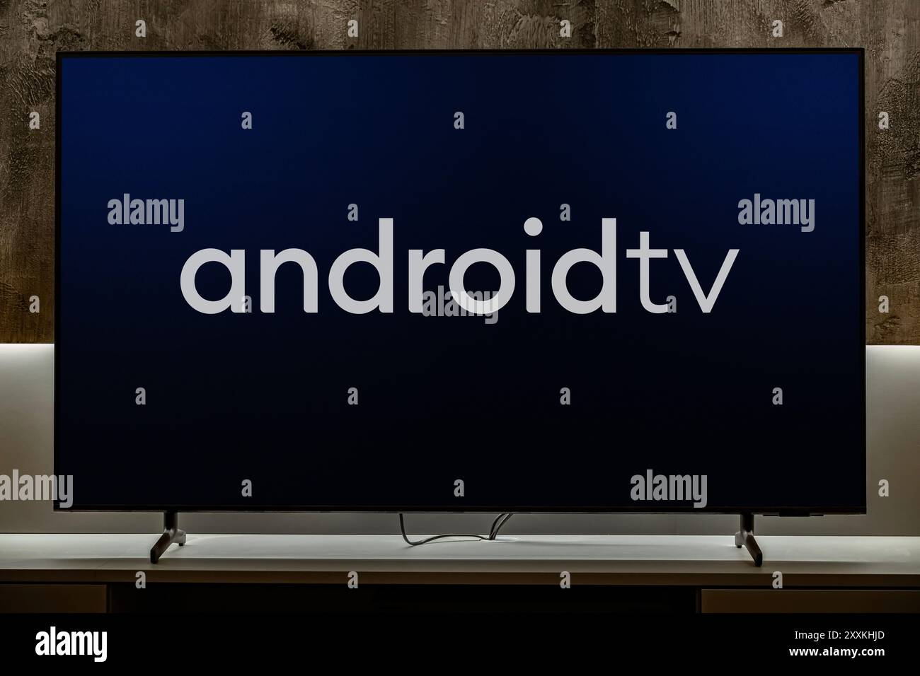 POZNAN, POL, 19. Dezember 2023: Flachbildschirm mit dem Logo von Android TV, einem Smart-TV-Betriebssystem von Google für Fernsehgeräte, DIG Stockfoto