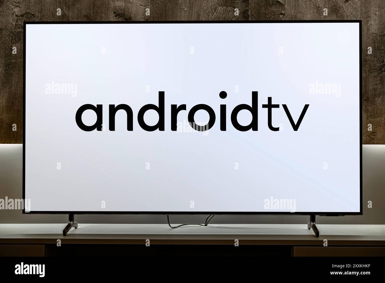 POZNAN, POL, 19. Dezember 2023: Flachbildschirm mit dem Logo von Android TV, einem Smart-TV-Betriebssystem von Google für Fernsehgeräte, DIG Stockfoto