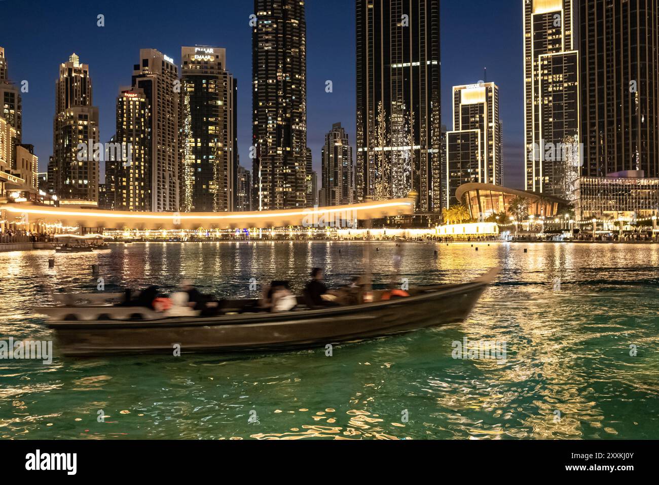 Die Geschäftsbucht von Dubai in der Nacht der VAE. Nachtbeleuchtung in Dubai. Wolkenkratzer im Business Bay-Viertel von Dubai. Dubai Fountain, Burj Park, Boot Stockfoto