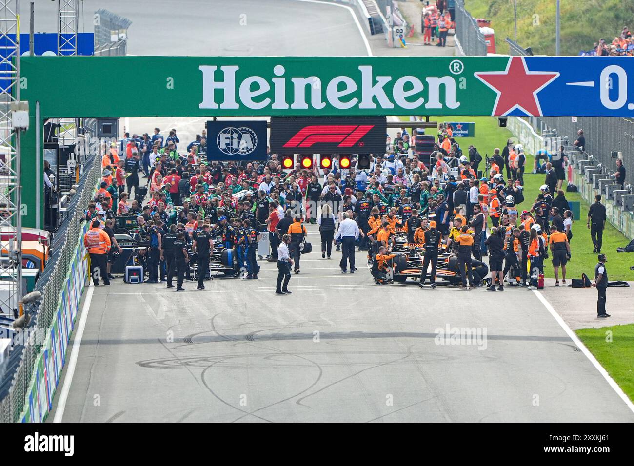 Zandvoort, Niederlande. August 2024. ZANDVOORT, NIEDERLANDE - 25. AUGUST: Teams und Fahrer bereiten sich auf die Formationsrunde vor dem Grand Prix Race während F1 - Heineken Dutch GP am 25. August 2024 in Zandvoort, Niederlande vor. (Foto von Andre Weening/Orange Pictures) Credit: dpa/Alamy Live News Stockfoto