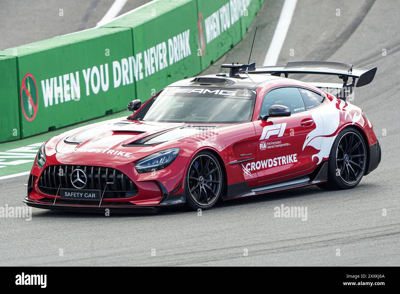 Zandvoort, Niederlande. August 2024. ZANDVOORT, NIEDERLANDE - 25. AUGUST: Safety Car fährt eine Formationsrunde vor dem Grand Prix Race während F1 - Heineken Dutch GP am 25. August 2024 in Zandvoort, Niederlande. (Foto von Andre Weening/Orange Pictures) Credit: dpa/Alamy Live News Stockfoto