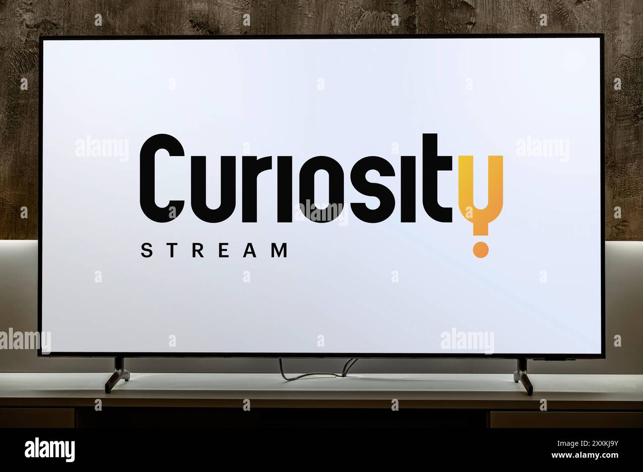 POZNAN, POL – 06. MAI 2024: Flachbildfernseher mit dem Logo von Curiosity Stream, einem US-amerikanischen Medienunternehmen und Video-Streaming-Dienst Stockfoto