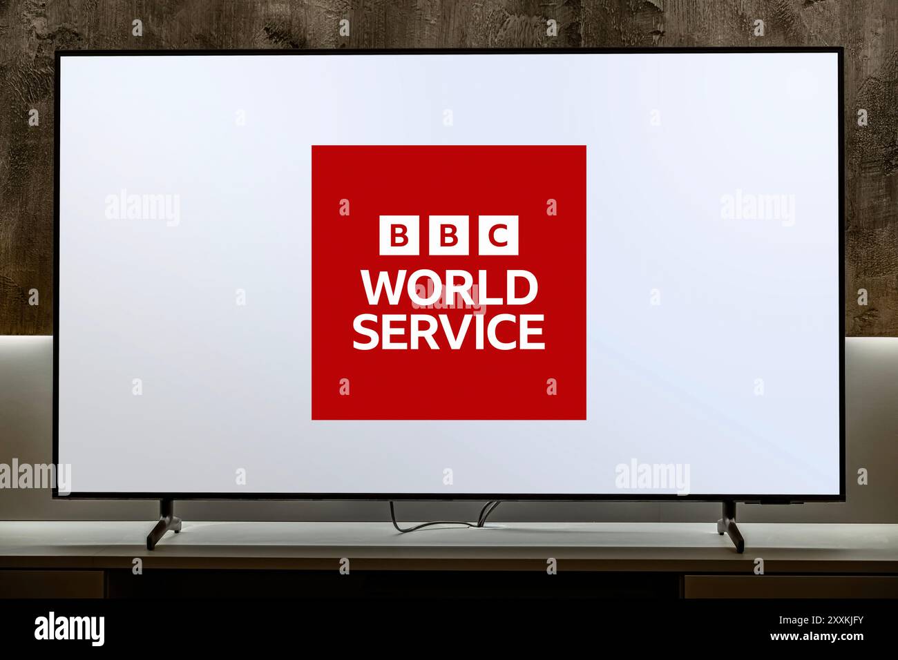 POZNAN, POL – 31. Juli 2024: Flachbildfernseher mit dem Logo von BBC World Service, einem internationalen Sender, der von der BBC betrieben wird Stockfoto