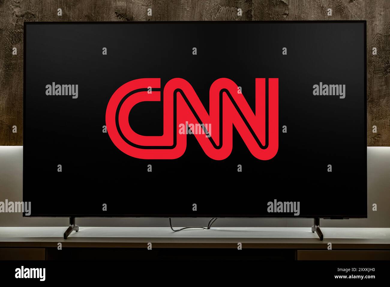 POZNAN, POL – 31. Juli 2024: Flachbildfernseher mit dem Logo von CNN, einem multinationalen Nachrichtensender und einer Website, die von Midtown Atlanta, Georgi, betrieben wird Stockfoto