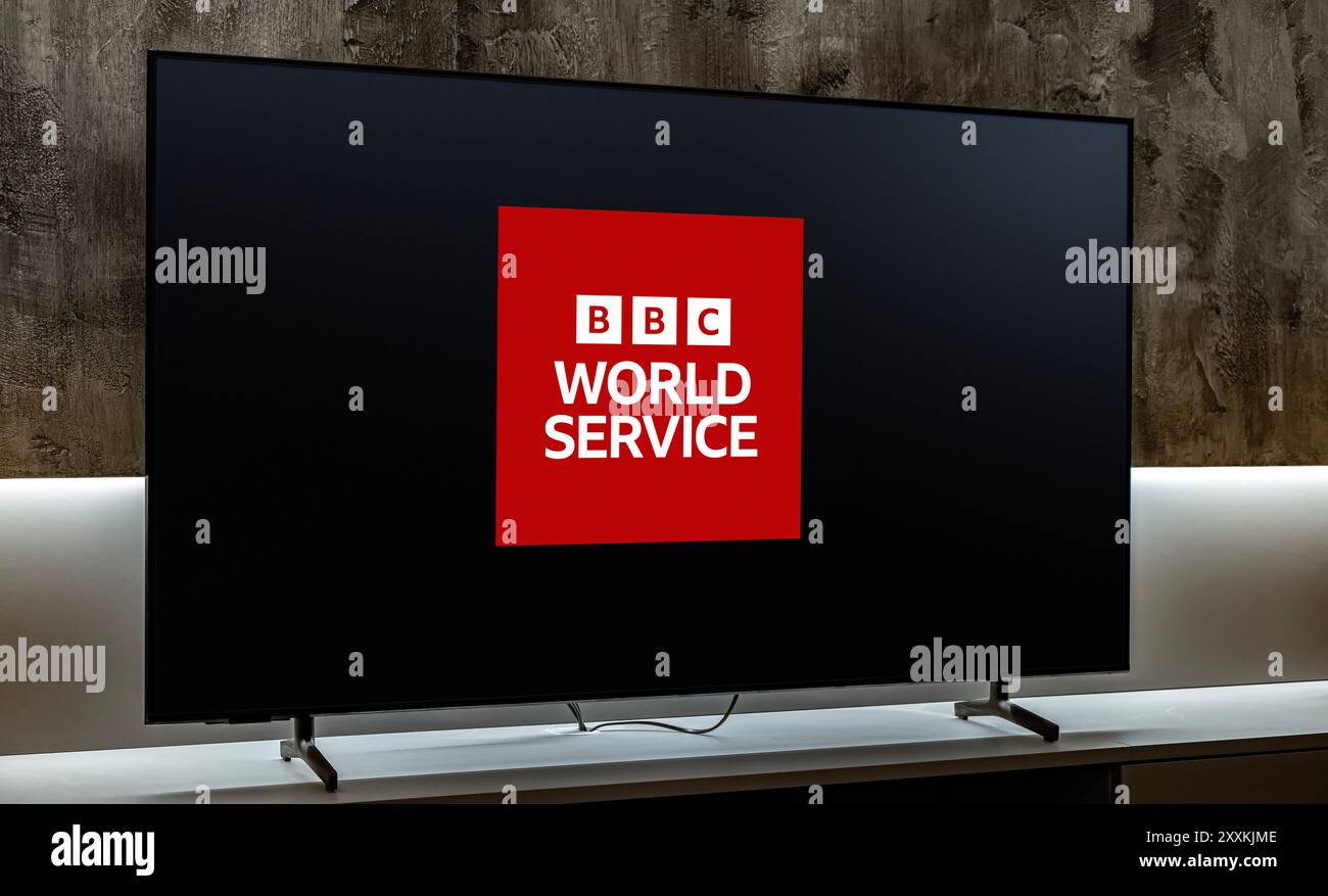 POZNAN, POL – 31. Juli 2024: Flachbildfernseher mit dem Logo von BBC World Service, einem internationalen Sender, der von der BBC betrieben wird Stockfoto