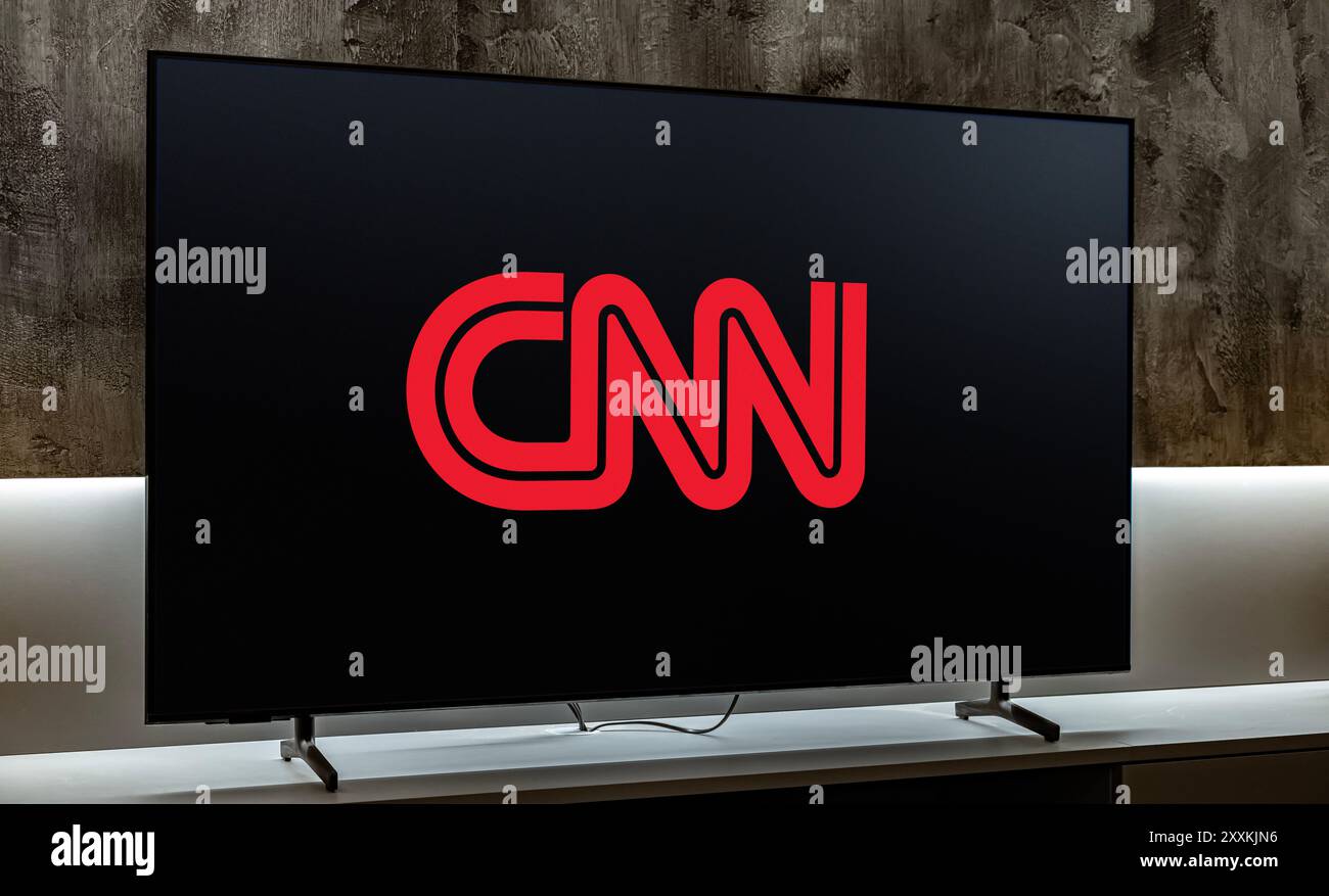 POZNAN, POL – 31. Juli 2024: Flachbildfernseher mit dem Logo von CNN, einem multinationalen Nachrichtensender und einer Website, die von Midtown Atlanta, Georgi, betrieben wird Stockfoto