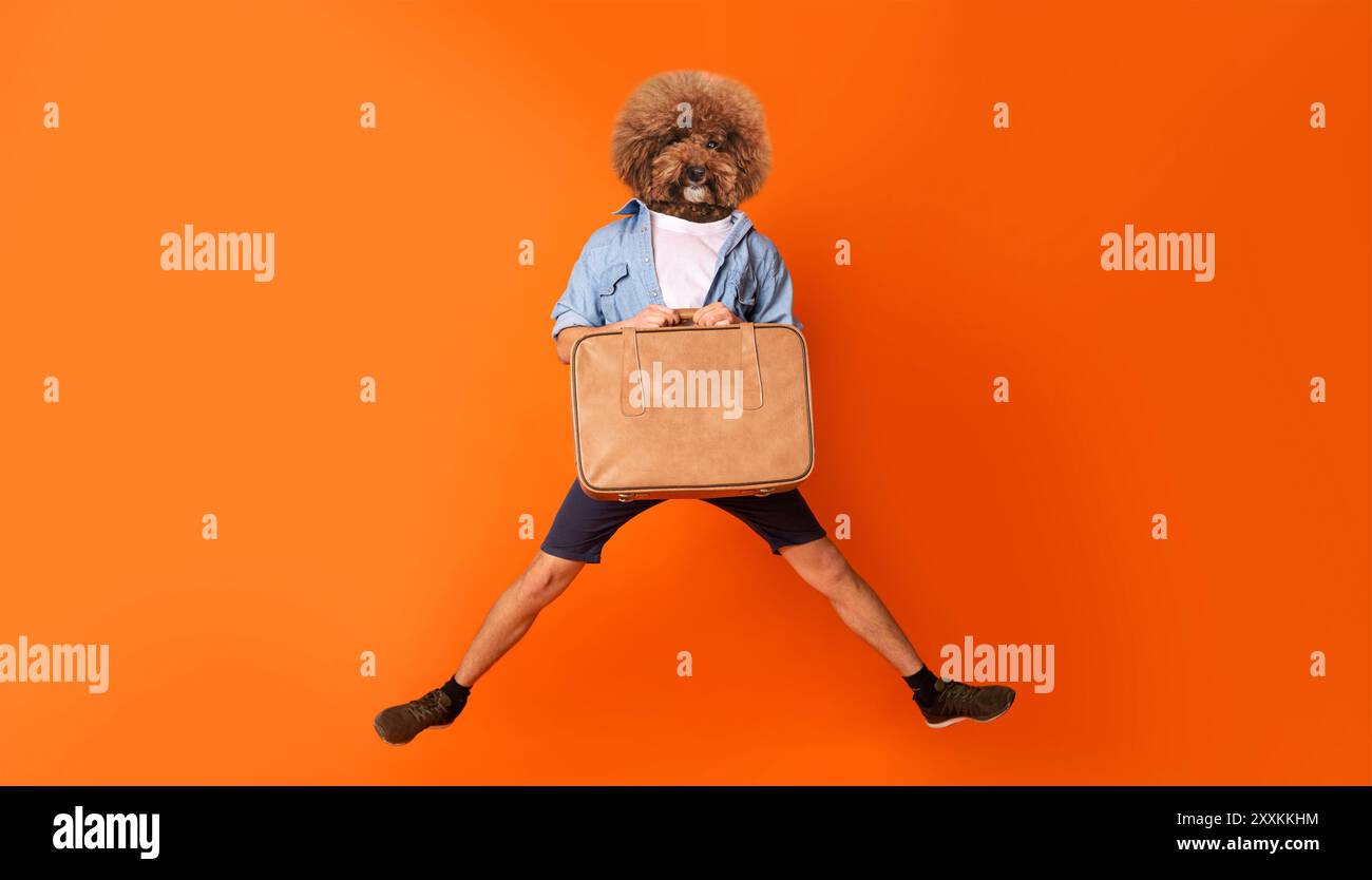 Verspieltes Individuum als Hund gekleidet mit Vintage-Koffer Stockfoto