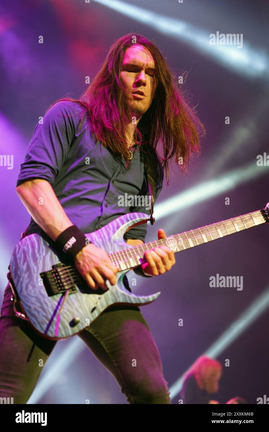 Irving, Usa. August 2024. Teemu Mäntysaari, Gitarrist der US-amerikanischen Thrash-Metal-Band Megadeth, tritt während der Megadeth-Tour „Destroy All Enemies“ in der Toyota Music Factory auf. Am 20. August 2024 in Irving, Texas, USA. (Foto: Javier Vicencio/Eyepix Group/SIPA USA) Credit: SIPA USA/Alamy Live News Stockfoto