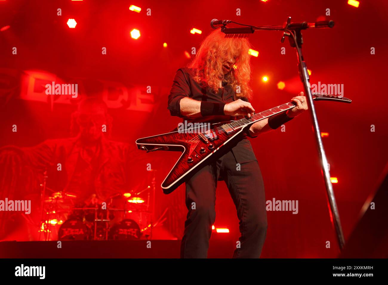 Irving, Usa. August 2024. Dave Mustaine, Gitarrist und Sänger der US-amerikanischen Thrash-Metal-Band Megadeth, tritt während der Megadeth-Tour „Destroy All Enemies“ in der Toyota Music Factory auf. Am 20. August 2024 in Irving, Texas, USA. (Foto: Javier Vicencio/Eyepix Group/SIPA USA) Credit: SIPA USA/Alamy Live News Stockfoto