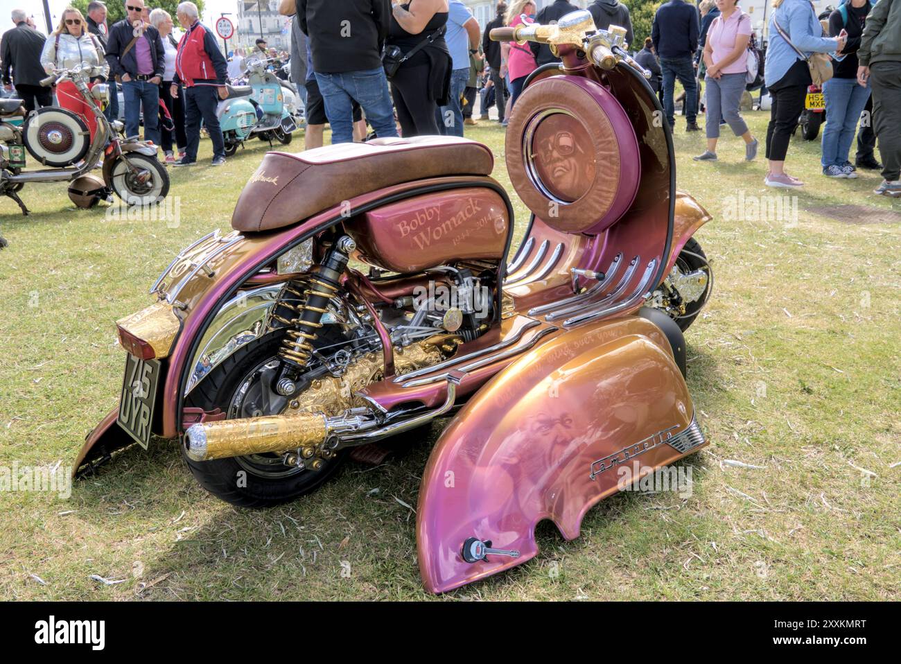 Ein individuell angestrichener Roller auf der Isle of Wight, United Kingdom Scooter Rally 2024. Ich erinnere mich an Bobby Womack Stockfoto