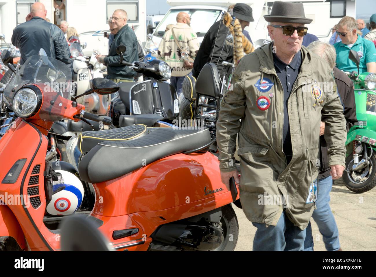 Ein Mann in Mod-Mode der 60er Jahre bei der Isle of Wight, United Kingdom Scooter Rally 2024 Stockfoto