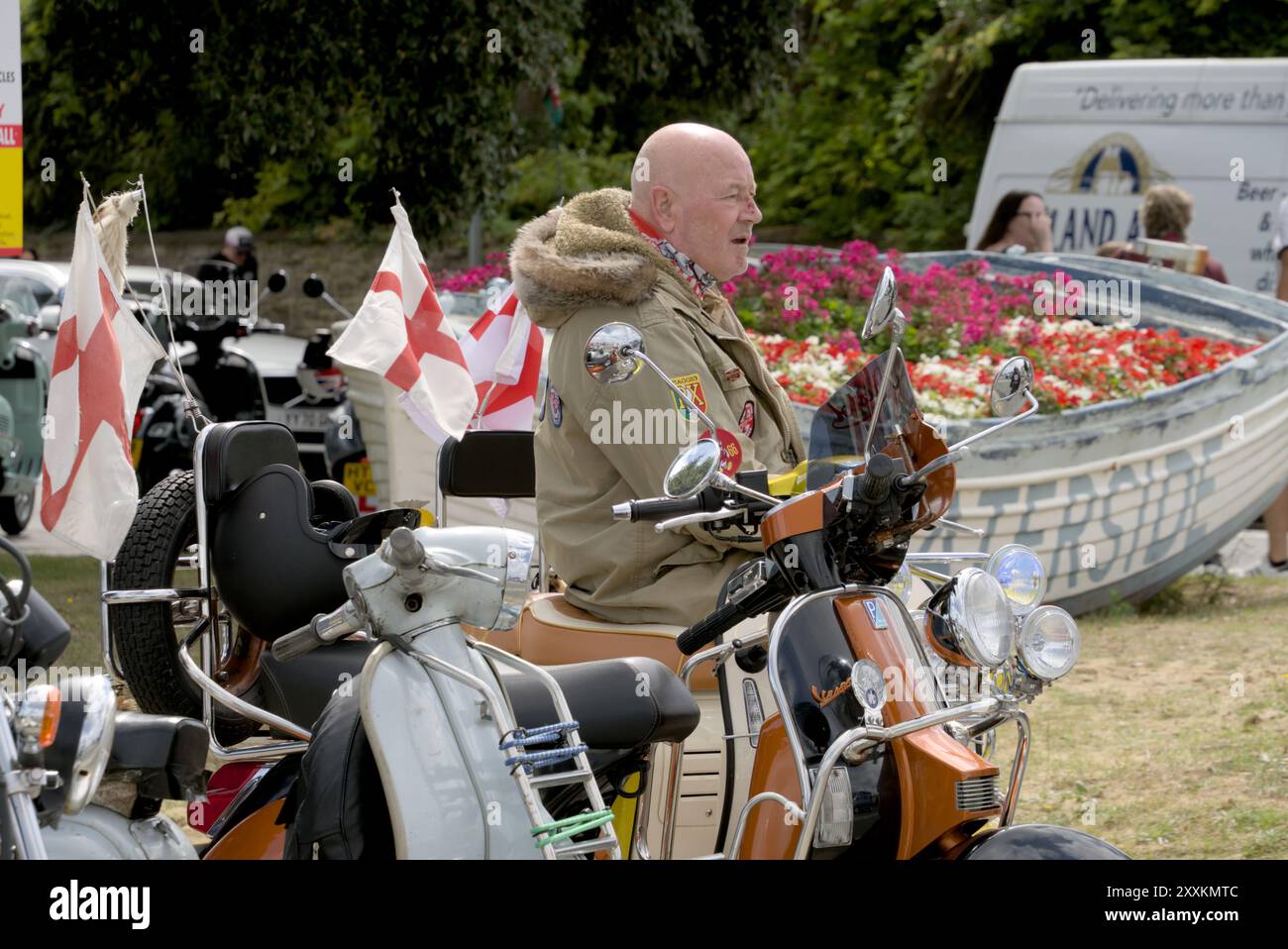 Ein Mann in Mod-Mode der 60er Jahre bei der Isle of Wight, United Kingdom Scooter Rally 2024 Stockfoto