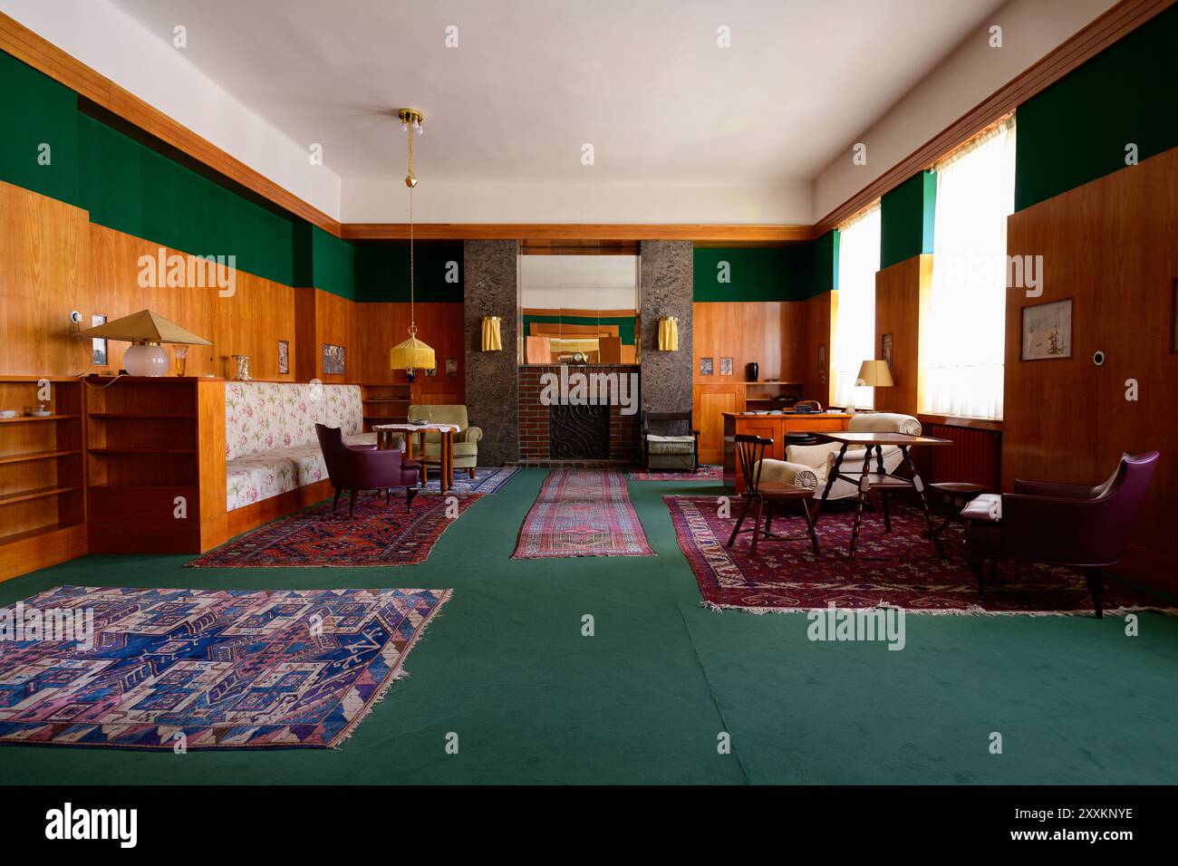 Plzen, Tschechische Republik - 16. August 2024: Vogl Apartment Wohnzimmer Inneneinrichtung entworfen von Architekt Adollf Loos. Stockfoto