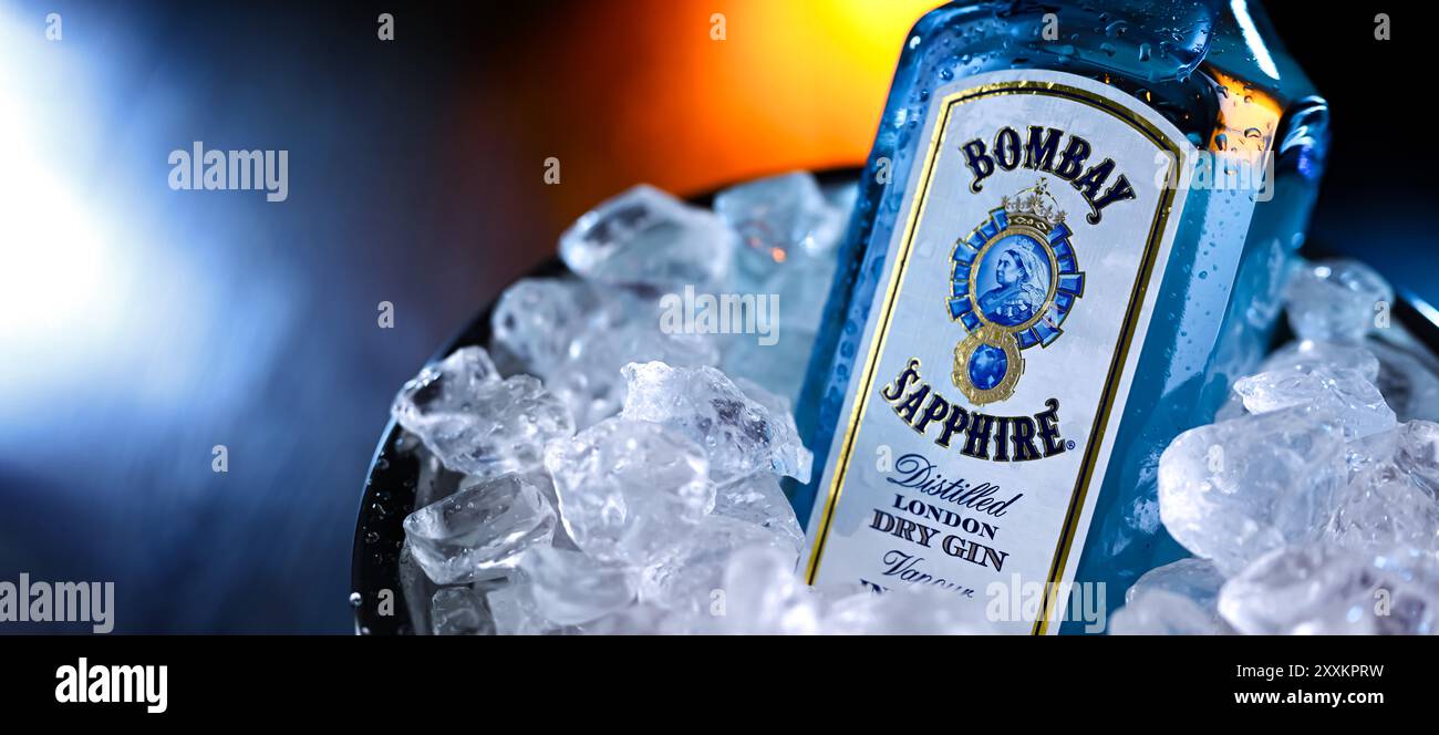 POZNAN, POL - 12. April 2024: Flasche Bombay Sapphire, eine Gin-Marke, die von Bacardi vertrieben wird. 1987 von International Distil auf den Markt gebracht Stockfoto