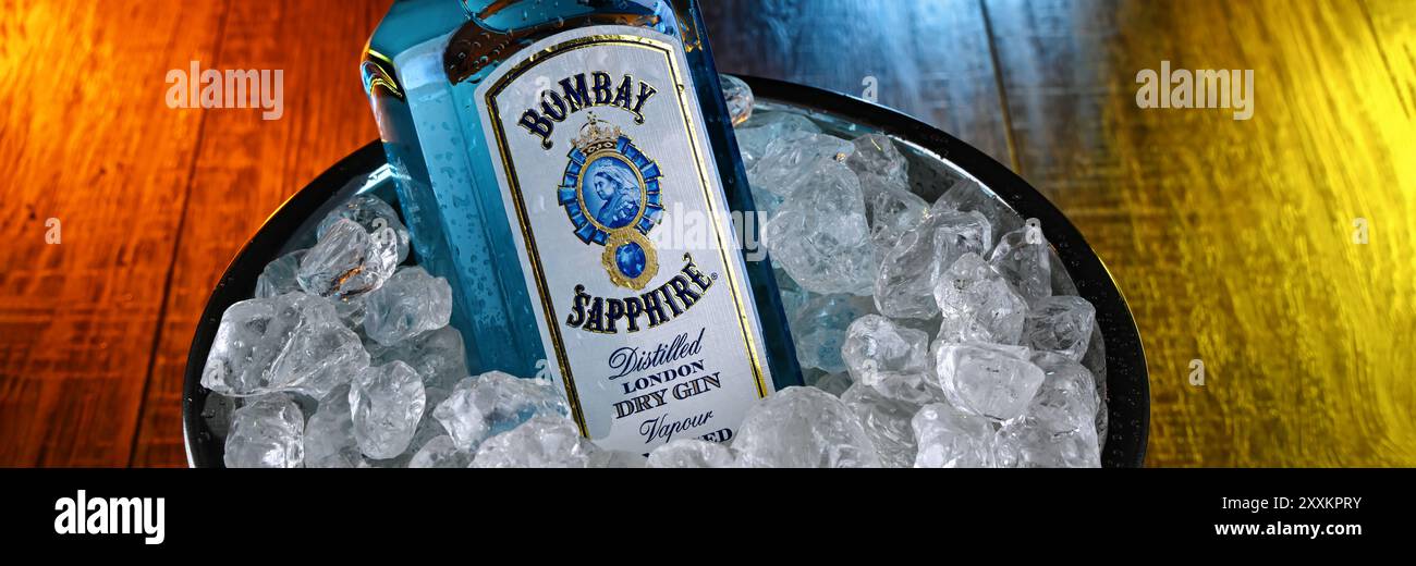 POZNAN, POL - 12. April 2024: Flasche Bombay Sapphire, eine Gin-Marke, die von Bacardi vertrieben wird. 1987 von International Distil auf den Markt gebracht Stockfoto