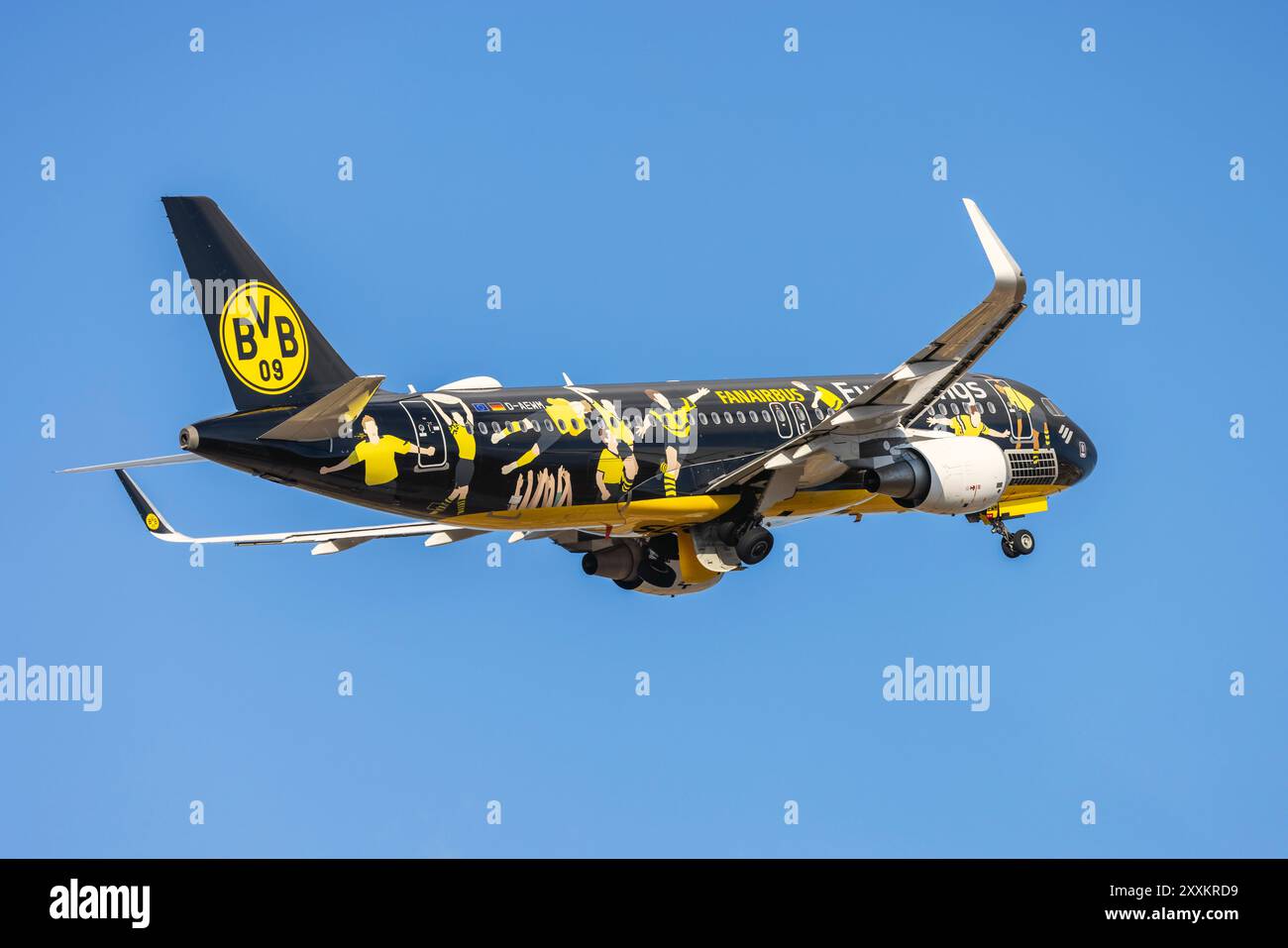 Eurowings Airbus A320-214 (REG: D-AEWM) in der speziellen Farbgebung FanAirbus - Borussia Dortmund. Stockfoto