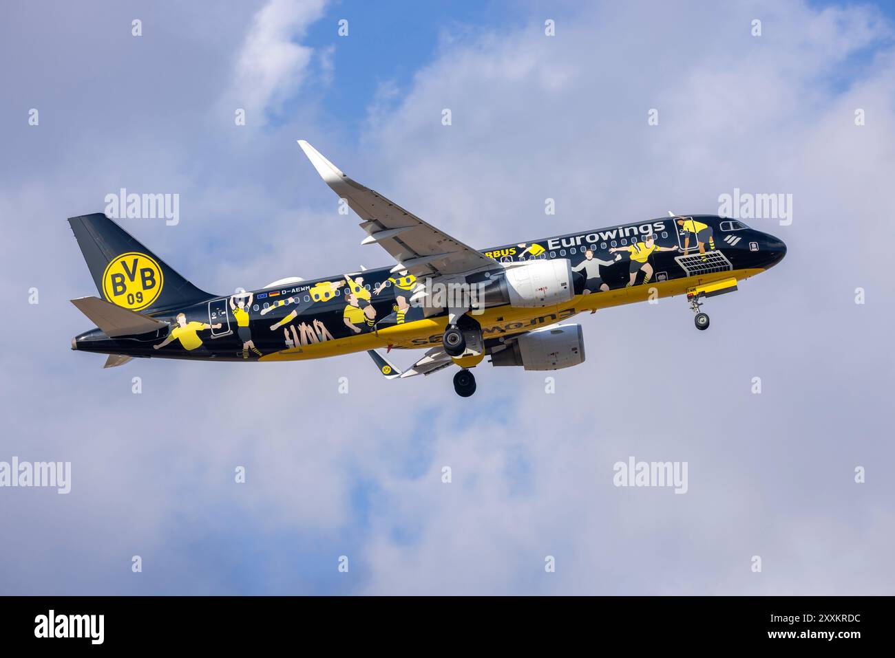 Eurowings Airbus A320-214 (REG: D-AEWM) in der speziellen Farbgebung FanAirbus - Borussia Dortmund. Stockfoto