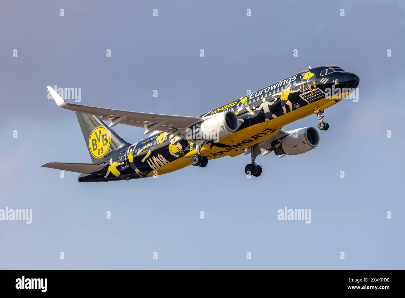 Eurowings Airbus A320-214 (REG: D-AEWM) in der speziellen Farbgebung FanAirbus - Borussia Dortmund. Stockfoto