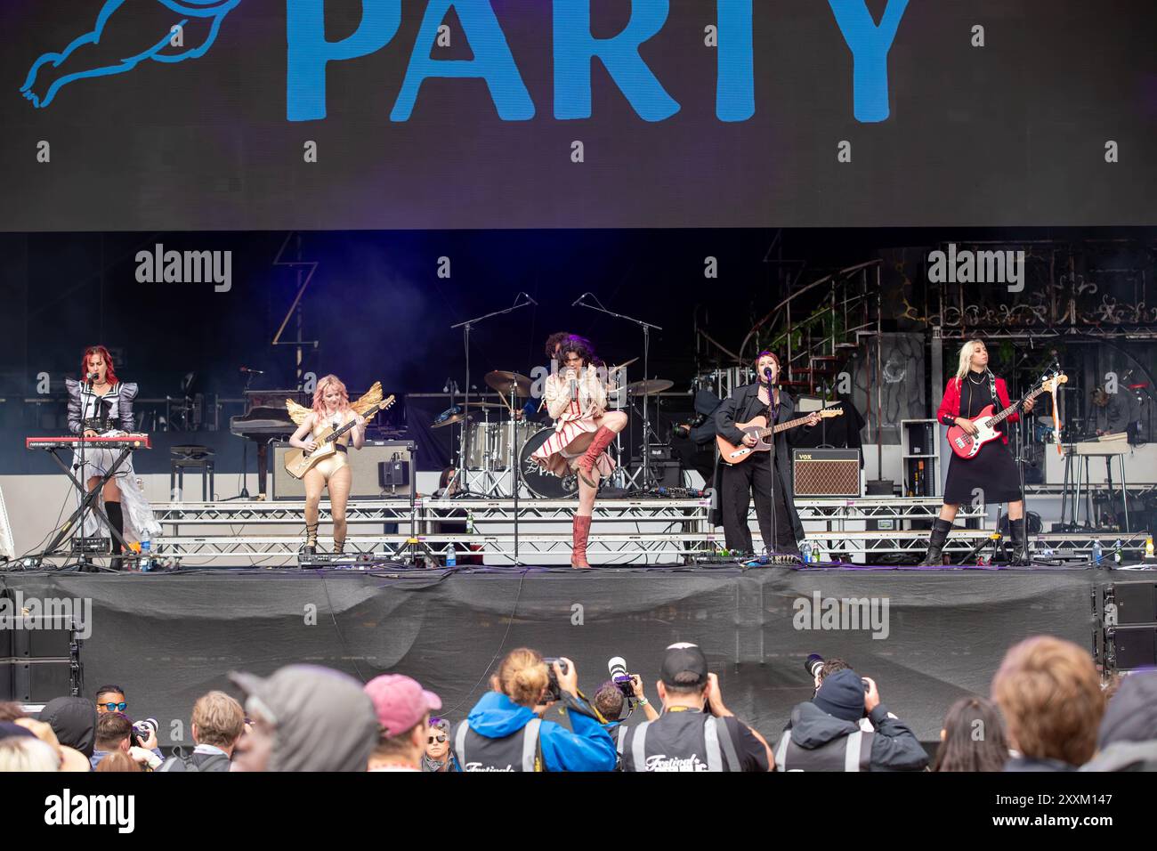 Leeds, Großbritannien. Sonntag, 25. August 2024L-R) Aurora Nishevci, Emily Roberts, Abigail Morris, Lizzie Mayland und Georgia Davies von The Last Dinner Party treten am dritten Tag des Leeds Festivals im Bramham Park auf der Bühne auf © Jason Richardson / Credit: Tin!y/Alamy Live News Stockfoto