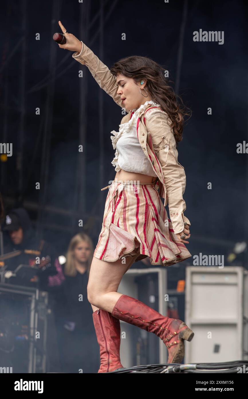 Leeds, Großbritannien. Sonntag, 25. August 2024 Abigail Morris von The Last Dinner Party tritt am dritten Tag des Leeds Festivals im Bramham Park auf der Bühne auf © Jason Richardson / Credit: Tin!y/Alamy Live News Stockfoto