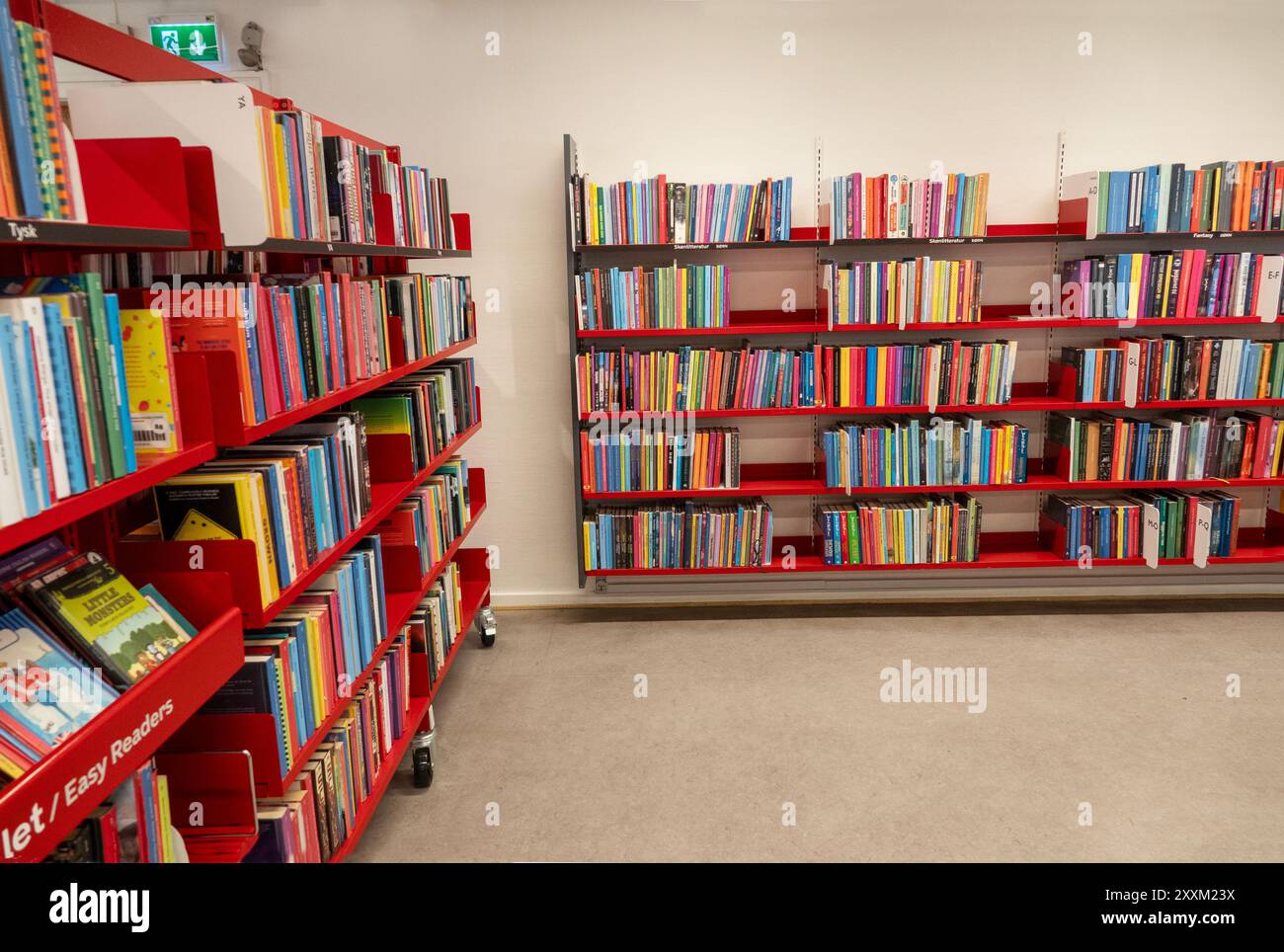 Bücher in einem Regal in der Bibliothek. Innenraum mit vielen verschiedenen Büchern in Regalen in einer öffentlichen Bibliothek. Kopenhagen, Dänemark - 11. März 2024. Stockfoto